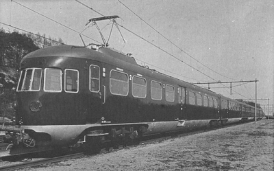886086 Afbeelding van het nieuwe electrische treinstel nr. 801 (mat. 1940) van de N.S. op de spoorlijn bij Maarn.